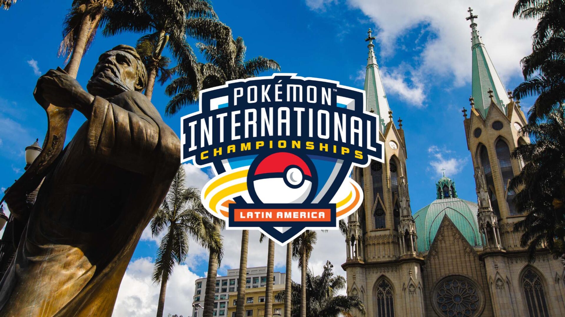 Allenatori sul podio dei Campionati Internazionali Latinoamericani Pokémon 2026 a San Paolo, 2025, con vincitori di Videogiochi Pokémon, GCC, Pokémon GO e Pokémon UNITE, sorridenti e festeggianti durante la cerimonia di premiazione.