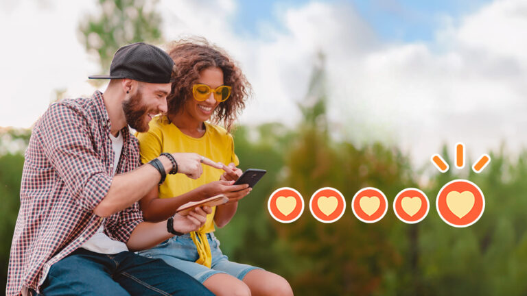 Due Allenatori di Pokémon GO seduti all’aperto mentre interagiscono tramite smartphone, mostrando sullo schermo il livello di amicizia "Amici per sempre" e la possibilità di scambiare Pokémon da remoto.