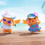 Due Pikachu antropomorfizzati su un molo di legno davanti a una spiaggia tropicale. Il Pikachu a sinistra indossa una camicia hawaiana azzurra, occhiali da sole viola e un cappello da cowboy bianco con un fiore. Il Pikachu a destra (femmina, con la coda a cuore) indossa un vestito estivo azzurro a fiori rosa, un cappellino blu con un fiore e ha le guance arrossate.