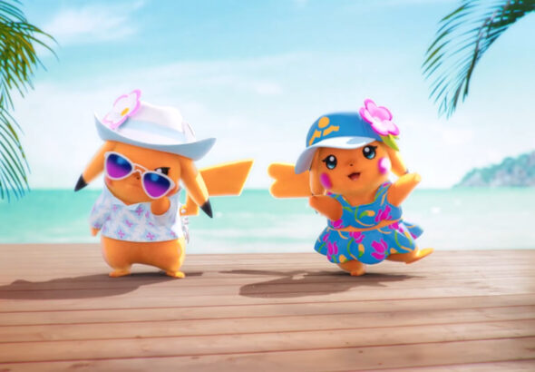 Due Pikachu antropomorfizzati su un molo di legno davanti a una spiaggia tropicale. Il Pikachu a sinistra indossa una camicia hawaiana azzurra, occhiali da sole viola e un cappello da cowboy bianco con un fiore. Il Pikachu a destra (femmina, con la coda a cuore) indossa un vestito estivo azzurro a fiori rosa, un cappellino blu con un fiore e ha le guance arrossate.