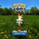 Scorbunny appare sullo schermo di uno smartphone mentre corre su un prato fiorito durante il Pokémon GO Community Day.