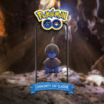 Un'immagine promozionale di Pokémon GO che mostra un Deino apparire sullo schermo di uno smartphone all'interno di una grotta buia e rocciosa.