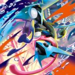 Illustrazione speciale di Mega Greninja-ex in posa dinamica mentre genera vortici d'acqua e lame d'energia cinetica sullo sfondo urbano di Luminopoli.