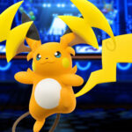 Modello tridimensionale di Mega Raichu Y fluttuante al centro di un'arena da torneo futuristica con spalti illuminati di blu.