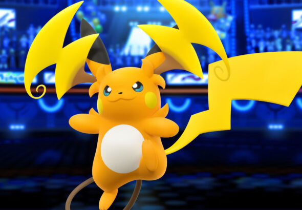 Modello tridimensionale di Mega Raichu Y fluttuante al centro di un'arena da torneo futuristica con spalti illuminati di blu.