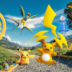 Illustrazione ufficiale di Pokémon GO per la stagione 'Avanti insieme', con modelli 3D di Pikachu, Raichu di Alola fluttuante, Raichu standard saltante, Aerodactyl in volo e Gimmighoul Forma Ambulante su un sentiero rurale di montagna fiorito. Sullo sfondo, un PokéStop dorato, un PokéStop blu, un fulmine stilizzato e un villaggio.